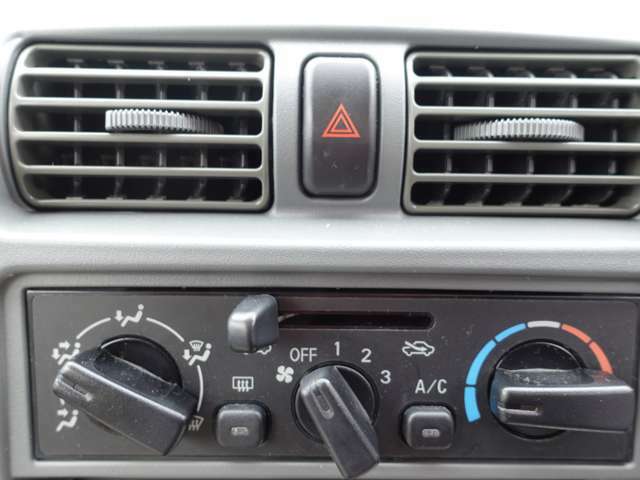 簡単な操作のマニュアルエアコン！これで車内はいつでも快適です！