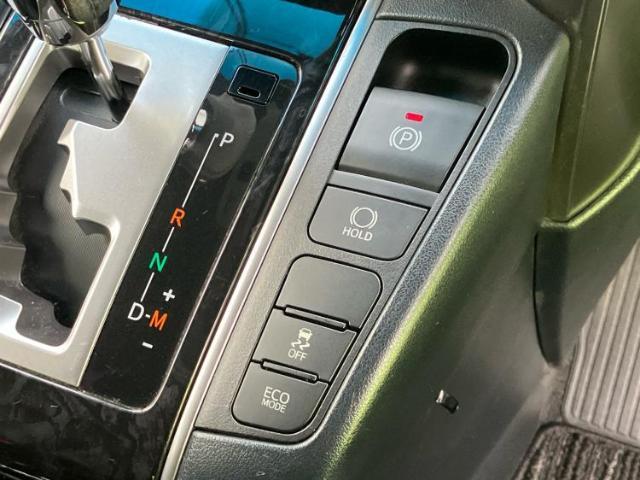 WECARSの展示場では実際に見て、触ってお車をお選びいただけます！知識の豊富な営業スタッフが様々なカーライフをご提案いたします！