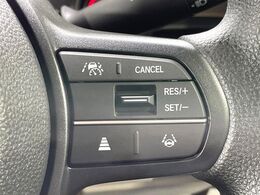 【ホンダセンシング】走行中に前方の車両等を認識し、衝突しそうな時は警報とブレーキで衝突回避と被害軽減をアシスト。より安全にドライブをお楽しみいただけます。