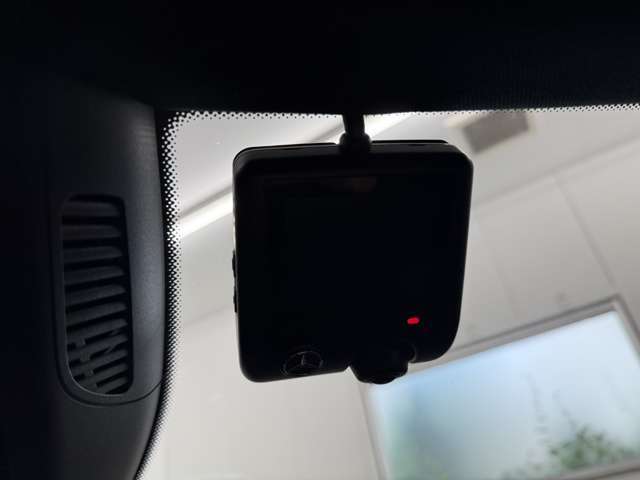 リバース連動型のバックカメラは、精度が良く、バックや縦列駐車もストレスなく止められます。カメラの性能も日々進化しており画質には私たちも驚かされます。ぜひ実車でのご確認をお願い致します！