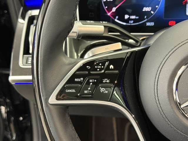 メモリー付きパワーシートが装備されている車両はシートの位置・ドアミラーの角度・ハンドルの位置を3名まで記憶出来ます。
