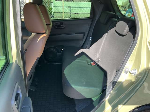後部座席も足元が広くゆったりお座りいただけます。