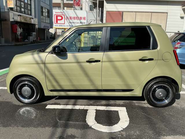 純正アルミホイール標準装備車両です。