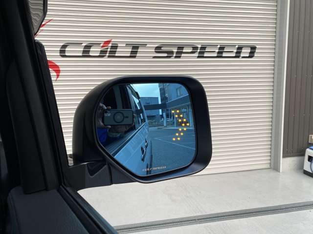 コルトスピードのMFオプティカルブルーミラーを装備。ウィンカーを鏡面に表示するので、後方側方のクルマに自車の動きを知らせます！後側方車両検知システムもしっかり表示しますよ！