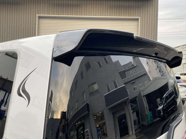 高機能なエアロサイドバイザーを装備、換気性能に優れたバイザーです。
