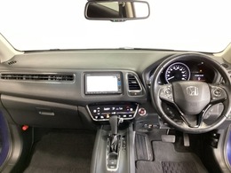 車内は光触媒抗菌消臭施工済です。インパネ周りはスタイリッシュなデザインで機能や装備も充実しています。グローブボックスやカップホルダーのほかにトレーなどたくさんの収納スペースが付いています。