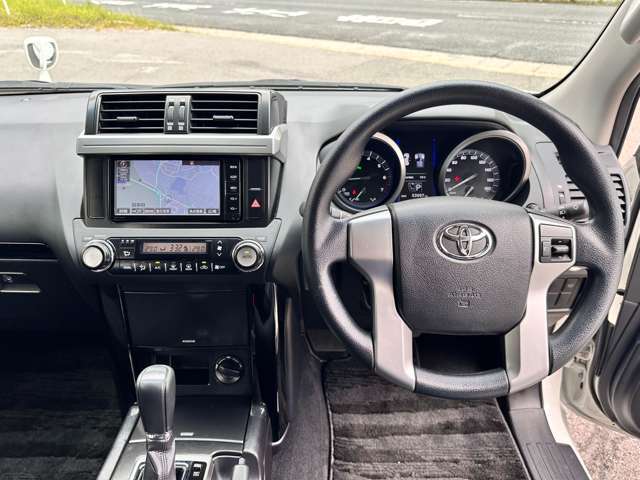 【インパネ周り】視界がよく運転しやすい設計となっております。インパネ周りもすっきりと洗練されたデザインで高級感が溢れています☆日々のドライブを飽きさせません♪