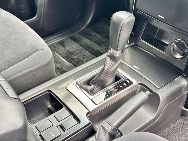 【シフトレバー】シフトもとても操作しやすいデザインになっております！運転する人の事を第一に考えた操作性の高い仕様です☆
