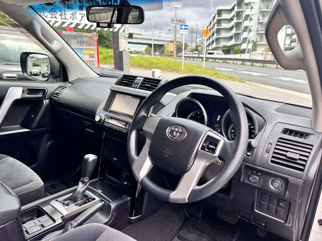 【インパネ周り】視界がよく運転しやすい設計となっております。インパネ周りもすっきりと洗練されたデザインで高級感が溢れています☆日々のドライブを飽きさせません♪