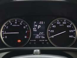 デジタルとアナログがうまく融合しているこのメーターは、視認性も良好であり、ドライバーにとって必要なインフォメーションをわかりやすく伝えてくれます。