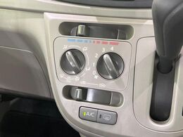 寒い冬も暑い夏も全席に快適な空調を届けてくれる、ダイヤル式エアコンを装備♪