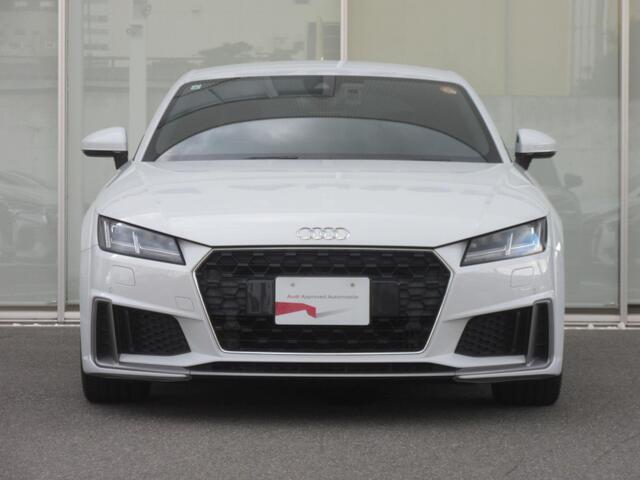 《認定中古車納車前点検100項目・高度な訓練・教育を受けたアウディ専任メカニックが、100項目に及ぶ精密な点検を実施いたします。》