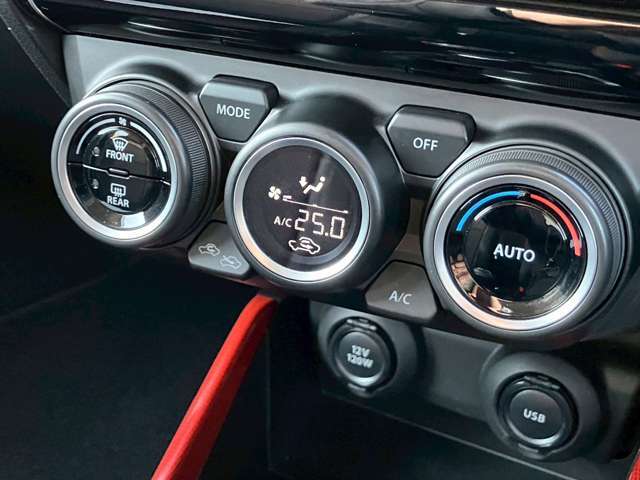 【オートエアコン】オートエアコンは温度を設定すれば自動で快適な状態をキープしてくれるので運転中の温度操作が減り安全面でも安心ですね。