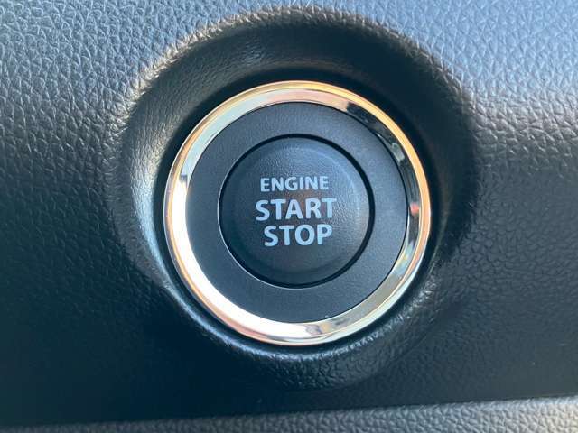 【スマートキー】バックやポケットに入れたままでもドアの開け閉めが可能なスマートキーを装備。エンジンのオン・オフ時もカギを取り出す必要が無いからとっても便利です♪