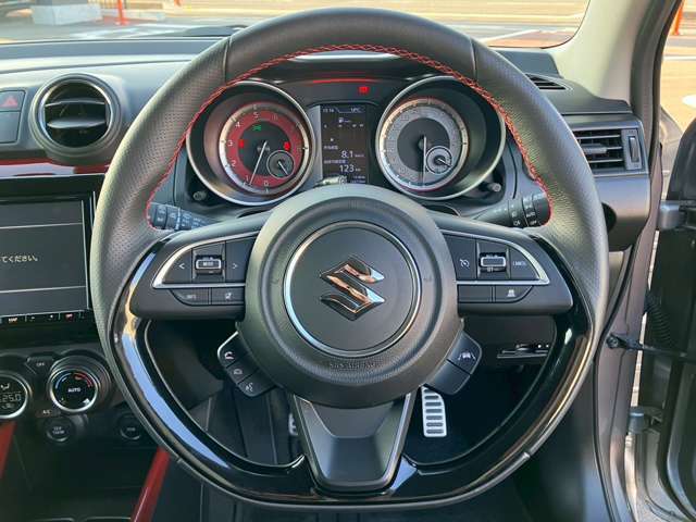 【ACC】一定速度での巡航はもちろん、前方の車両との距離を一定に保ちながら自動で加減速を行います。高速道路走行時には大変嬉しい機能です。