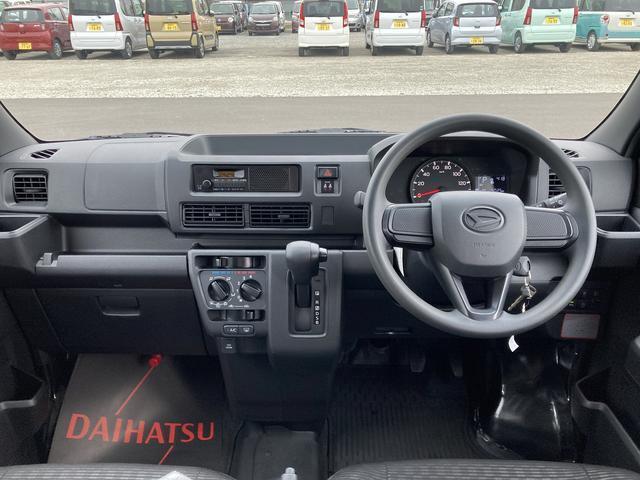広々とした駐車場をご用意しておりますので、運転が苦手な方でもご安心ください。また、大型の屋根がございますので、雨に濡れることなくご移動できます。