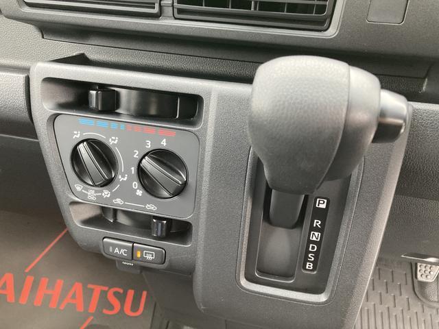 静岡ダイハツでは、メーカーの技術認定を受けたプロの整備士が整備を実施いたします。目に見えない部分までしっかりと点検するので安心です。