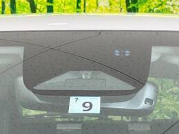 【ホンダセンシング】走行中に前方の車両等を認識し、衝突しそうな時は警報とブレーキで衝突回避と被害軽減をアシスト。より安全にドライブをお楽しみいただけます。