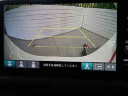 【バックカメラ】駐車時に後方がリアルタイム映像で確認できます。大型商業施設や立体駐車場での駐車時や、夜間のバック時に大活躍！運転スキルに関わらず、今や必須となった装備のひとつです！