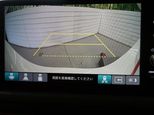 【バックカメラ】駐車時に後方がリアルタイム映像で確認できます。大型商業施設や立体駐車場での駐車時や、夜間のバック時に大活躍！運転スキルに関わらず、今や必須となった装備のひとつです！