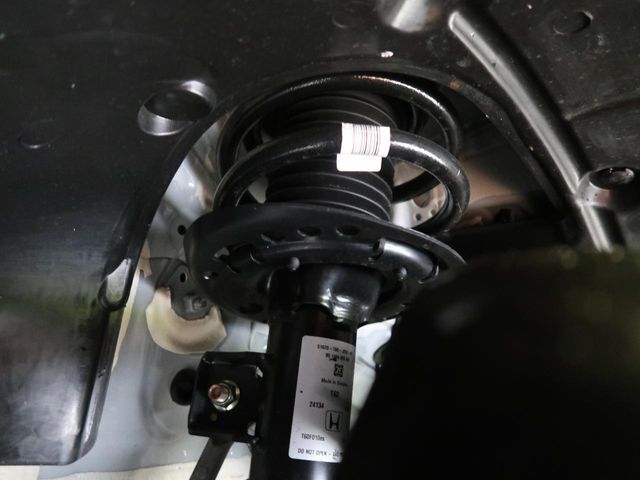 お車を安心してお乗りいただく為には、足回りの定期点検が欠かせません。サービスサポート（有償保証）では無料点検もご提供しており、安心のカーライフをお過ごしいただけるサポート体制が整っています。