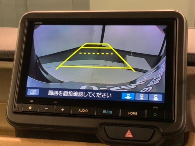 リバースギアに入れるだけで後方の表示へ切り替わります。夜間や雨の日の駐車も楽になりますよ。