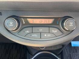 【オートエアコン】一度お好みの温度に設定すれば、車内の温度を検知し風量や温度を自動で調整。暑い…寒い…と何度もスイッチ操作をする必要はありません。快適な車内空間には必須の機能ですね♪