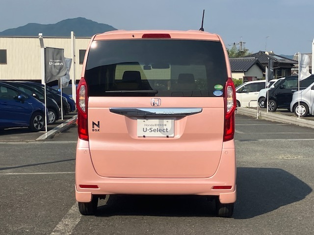 雨の日は中古車は選びにくいですよね。でも当店なら安心です。電話予約を頂ければ屋根下へ移動させて頂きます。雨でもじっくりご検討いただけます。