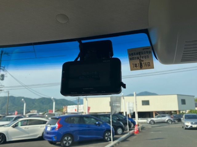 今や必須装備のドライブレコーダー、前方をしっかり録画します♪