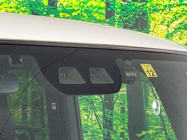 【スマートアシスト】走行中に前方の車両等を認識し、衝突しそうな時は警報とブレーキで衝突回避と被害軽減をアシスト。より安全にドライブをお楽しみいただけます。