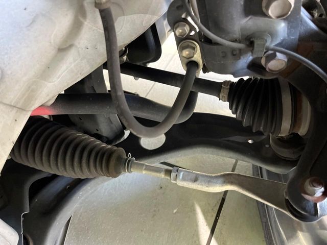 お車を安心してお乗りいただく為には、足回りの定期点検が欠かせません。サービスサポート（有償保証）では無料点検もご提供しており、安心のカーライフをお過ごしいただけるサポート体制が整っています。