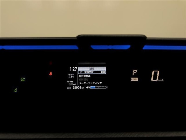 焦点を合わせやすい遠視点メーターを採用しています。前方路面と表示情報をひとつの視界にとらえられる位置にメーターを配置し、視線異動が少なくなるよう工夫されています。