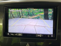 【バックカメラ】駐車時に後方がリアルタイム映像で確認できます。大型商業施設や立体駐車場での駐車時や、夜間のバック時に大活躍！運転スキルに関わらず、今や必須となった装備のひとつです！