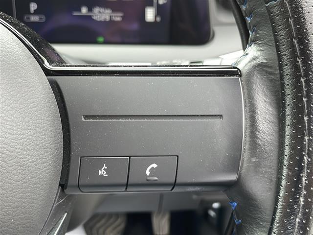 【ステアリングリモコン】運転中でも目線はそのまま、手元のスイッチで安全にオーディオが操作できます。