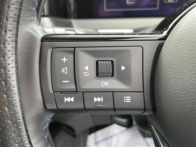 【ステアリングリモコン】運転中でも目線はそのまま、手元のスイッチで安全にオーディオが操作できます。