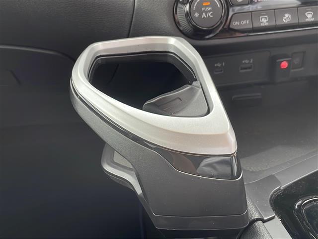 【内装の除菌消臭】車内の細菌やカビを除去しニオイの元となる菌の抑制をします。様々な物質に直接反応して酸化、分解します。人気オプションの一つです。