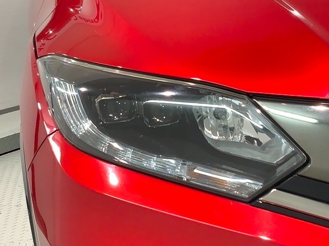 LEDヘッドライトは、点灯の瞬間から最大光量を発揮し、突然暗くなるトンネルなどでの安定感を高めます。