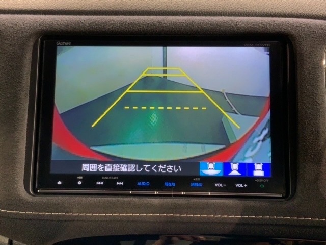 リバースギアに入れるだけで後方の表示へ切り替わります。夜間や雨の日の駐車も楽になりますよ。