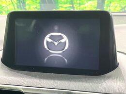 【マツダコネクトナビ】車内の雰囲気にマッチした一体型タイプのナビ。各種車輌設定やBluetooth再生等、様々な機能が楽しめます。直感的なダイヤル操作が可能で、使い勝手も良好です。