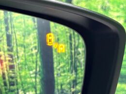【ブラインドスポットモニタリング】走行中、ドアミラーの死角になりやすい箇所に後続車が接近するとサイドミラー付近に警告を表示、ドライバーに注意喚起をしてくれます。