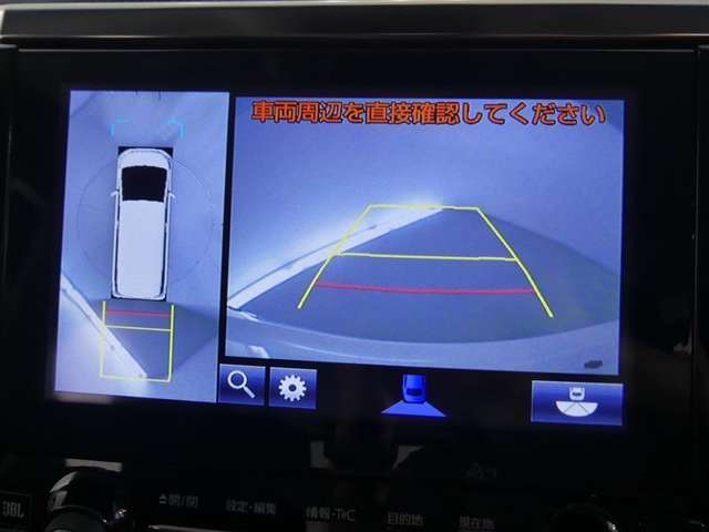 【全周囲モニター】車を上空から見下ろしたような映像をカーナビ画面に映し出し、車庫入れや縦列駐車をサポートしてくれます。