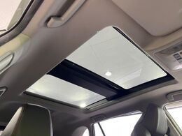 【サンルーフ】開放感たっぷりの希少装備、サンルーフが装着されています！車内に明かりを取り入れたり景色を楽しむ以外にも、車内の空気も簡単に換気できて快適です！