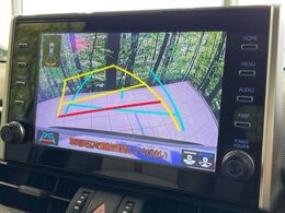 【バックカメラ】駐車時に後方がリアルタイム映像で確認できます。大型商業施設や立体駐車場での駐車時や、夜間のバック時に大活躍！運転スキルに関わらず、今や必須となった装備のひとつです！