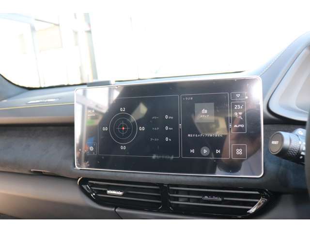 10.25インチHMIタッチスクリーン 　Apple CarPlay / Android Auto ※スマートフォンとの接続（Blutooth or USB)により利用可能