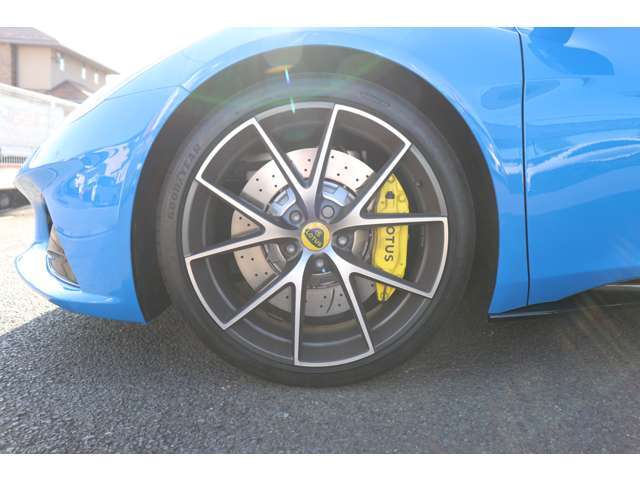 20インチ超軽量Vスポーク鍛造ダイヤモンドカットアロイホイール（ロータスデザインパック）