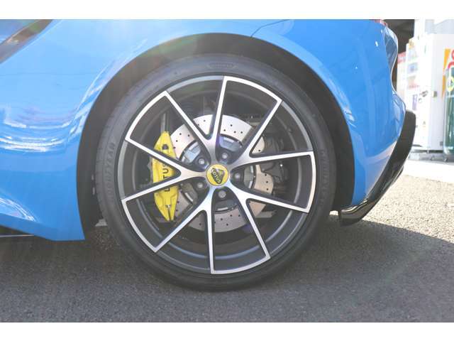 ・ ツアーサスペンション + Goodyear Eagle F1 SuperSport LTSタイヤ(Road）