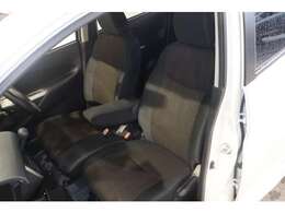 大きなベンチシートで足元もヒロビロ■大型シートで座り心地は快適♪中央にはアームレストが付いてゆったりドライブ♪