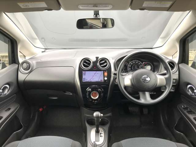 インパネ全体の写真で見た目もわかりやすく、使いやすいお車です。