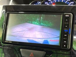 【バックカメラ】駐車時に後方がリアルタイム映像で確認できます。大型商業施設や立体駐車場での駐車時や、夜間のバック時に大活躍！運転スキルに関わらず、今や必須となった装備のひとつです！
