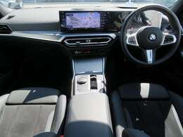 ◆インスツルメントパネルやインテリアトリムなどは、調和しなが洗練された室内を作り上げ、スイッチ類によって、優れた操作性をも実現。ドライバーの視線や動線を考え、人間工学に基づきデザインされています◆